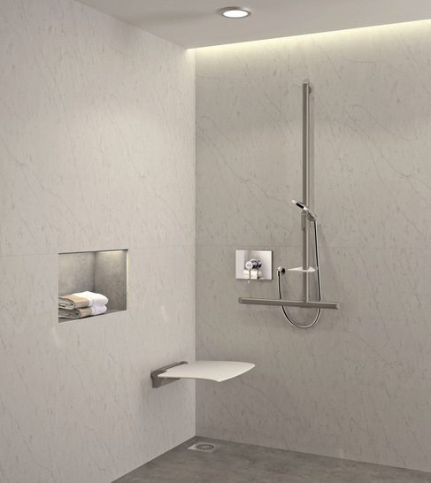 Delabie: Be-Line-Dusch-Klappsitz. - © Bild: Delabie
 Delabie: Be-Line-Dusch-Klappsitz.