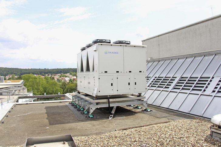 Bild 1: Außen auf einem Dach mit beschränktem Zugang aufgestellter 290-kW-Propan-Kaltsolesatz für das Kronenzentrum in der Altstadt von Bietigheim.