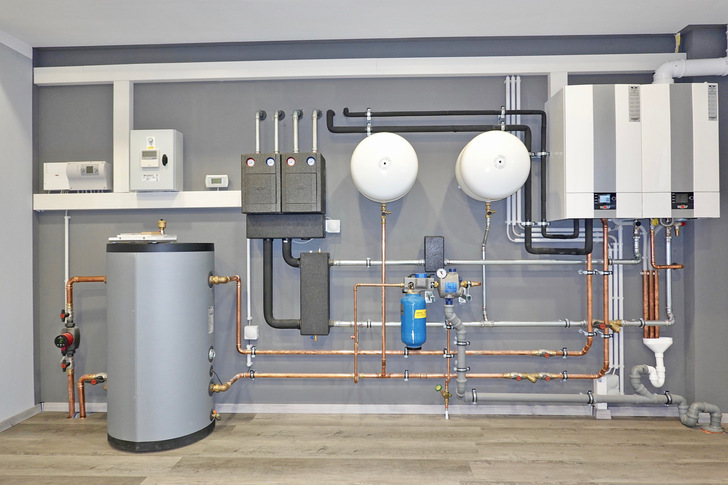 Bild 1 Hybrid-Heizsystem mit einer Luft/Wasser-Wärmepumpe BWL-1S(B) in Splitbauweise und ­einem Gas-Brennwertgerät CGB-2-24.