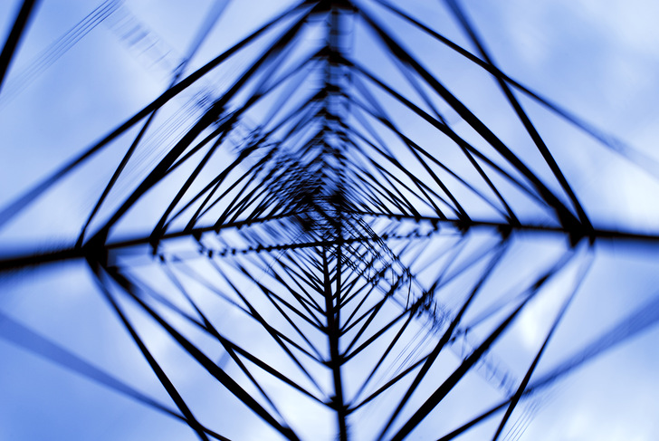 Bild 1: Unternehmen und Einrichtungen, die sich mit eigenen Anlagen zur Stromerzeugung ein Stück weit von der öffentlichen Versorgung unabhängig gemacht haben, müssen für den selbsterzeugten Strom gemäß EEG und KWK nur einen Teil der EEG-Umlage zahlen, dafür aber einige Auflagen und Meldepflichten beachten. Energierechtlich kompliziert wird es, wenn selbsterzeugter Strom Dritten zur Verfügung gestellt wird – was oft ­unbewusst geschieht.