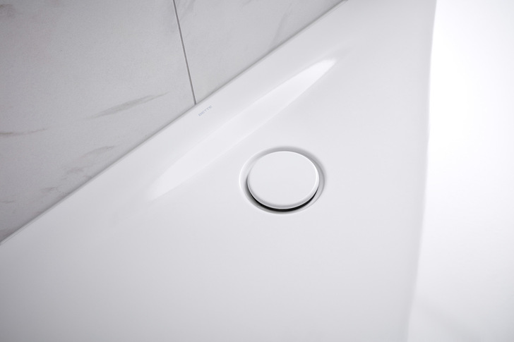 Bette: Ablaufdeckel aus ­glasiertem Titan-Stahl.