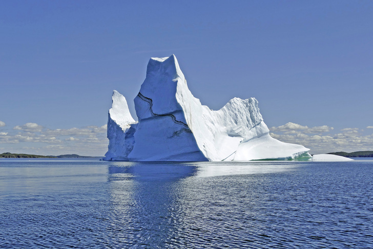1 Die Hitzewelle in Europa im Sommer 2019 mit neuen Temperaturrekorden hinterlässt auch in den arktischen Gebieten ihre Spuren; immer mehr und immer größere Eisberge brechen ab. Medien berichteten, dass zwischen dem 30. Juli und 3. August 2019 auf Grönland 90 % der Eisoberfläche Temperaturen von über 0 °C ausgesetzt ­waren. Dadurch wurden rund 55 Mrd. Tonnen Eis aufgetaut. Der Klimawandel erfordert ein Umsteuern in allen Lebensbereichen, auch beim Einsatz von Kältemitteln.