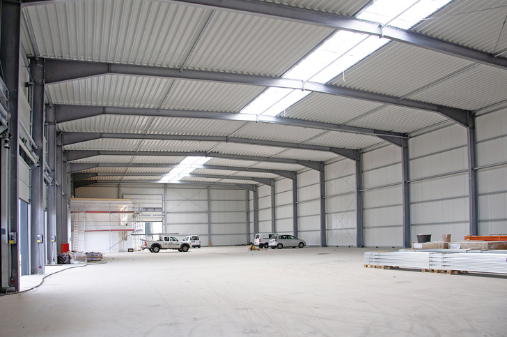 Blick in die neue Logistik- und Lagerhalle während der Ausbauphase. - © Bild: Zewotherm
