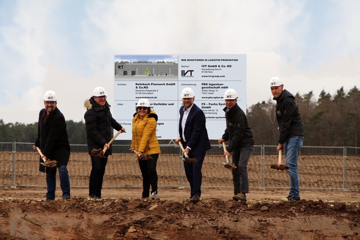 Spatenstich bei IVT in Rohr (v.l.): Thomas Frauen (Architekt), Felix Fröhlich (Bürgermeister), Ingrid Zürn, Ralf Stottok (IVT-Geschäftsführer), Olaf Pilz (Produktionsleiter), Daniel Rieger (Lagerleiter).