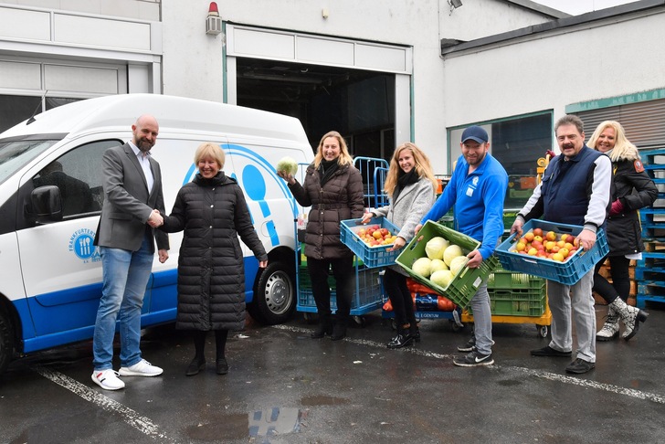 Tom Christofer Haase, Leiter Messen und Ausstellungen bei Viessmann, übergab die gespendeten Lebensmittel an die zweite Vorsitzende der Frankfurter Tafel, Edith Kleber.