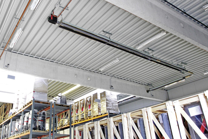 1 Linearstrahler im Dachbereich eines Regallagers.
