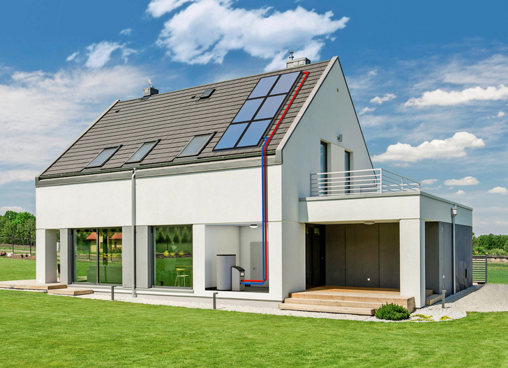 1 Thermische Solaranlage. Um den Ertrag der Kollektoren bestmöglich nutzen zu können, müssen die Solarleitungen gut und mit geeigneten Materialien gedämmt sein; … - © Bild: KatarzynaBialasiewicz / iStock / Getty Images Plus
