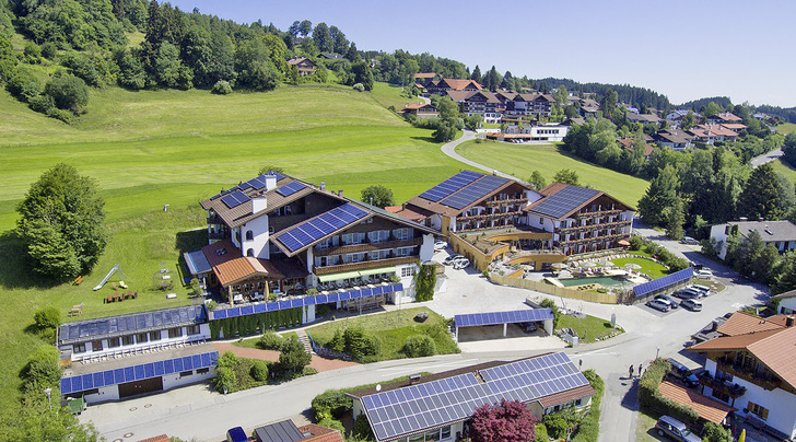 1 Als erstes zertifiziertes Biohotel im Allgäu zählt das Hotel Eggensberger in Hopfen am See zu den Vorreitern des Trends „Nachhaltigkeit“. Dazu trägt nicht zuletzt das Energiekonzept bei. Die bestehende Photovoltaik-Anlage wurde 2014 von 50 auf 170 kW p  erweitert. - © Bild: Biohotel Eggensberger / U. Haas
