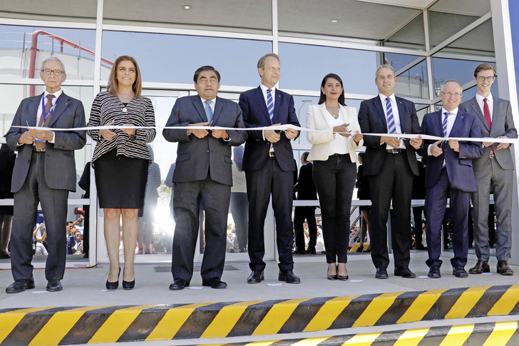 Eröffnung der Trox-Produktion in Mexiko (v.l.): Celso Simoes Alexandre, Präsident Trox Lateinamerika; Olivia Salomon, Staatssekretärin für Wirtschaft des Bundesstaates Puebla; Miguel Barbosa Huerta, Gouverneur des Bundesstaates Puebla; Prof Hans Fleisch, Vorsitzender der Heinz Trox-Stiftung; Angelica Alvarado Juarez, Bürgermeisterin der Stadt Huejotzingo; Udo Jung, Geschäftsführer Vertrieb, Technik, Produktion der Trox GmbH; Thomas Mosbacher, kaufmännischer Geschäftsführer der Trox GmbH und Tobias Lange, Industriereferent der Deutschen Botschaft.