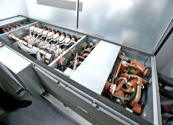 Bild 1: Auch mit R32 unter der Haube: Mitsubishi Electric bietet inzwischen auch sein H-VRF-System mit dem Kältemittel R32 an. Durch eine funktionelle Erweiterung steht das System, bei dem Kältemittel nur zwischen ­Außengerät und Hybrid-BC-Controller (im Bild), zirkuliert, einem herkömmlichen VRF-System in nichts nach. Da im Gebäude die Kälte- und Wärmeverteilung über einen Wasserkreislauf ­erfolgt, ist auch die Kältemittelfüllmenge gering.