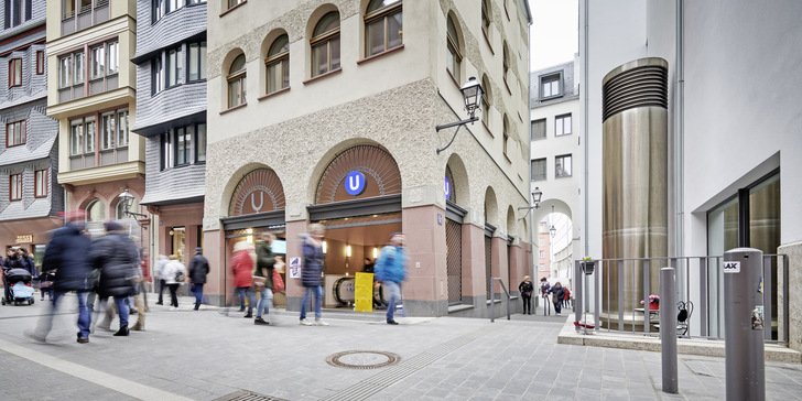 Bild 1: Der nach historischem Vorbild rekonstruierte Altstadtkern DomRömer steht auf einer zweigeschossigen Tiefgarage, für die ein anspruchsvolles Brandschutzkonzept erforderlich war.