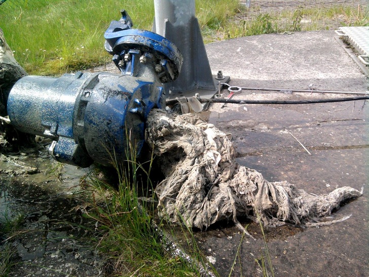 Eine Verzopfung hat eine Abwasserpumpe lahm gelegt. - © Oldenburgisch-Ostfriesischer Wasserverband (oowv.de)
 Eine Verzopfung hat eine Abwasserpumpe lahm gelegt.