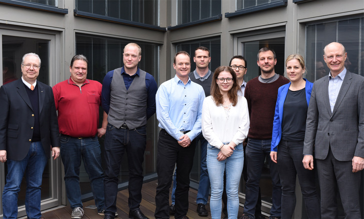 Die Kooperationspartner der TU Kaiserslautern und der Kübler GmbH im Forschungsprojekt InfraEff (v.l.): Thomas Kübler, Jörg Zartmann, Marco Hartner, Dr. Jens Findeisen, Thorsten Schmitt, Hanna Lermen, Daniel Berka, Michael Saumer, Prof. Dr. Svenja Carrigan und Prof. Dr. Oliver Kornadt.