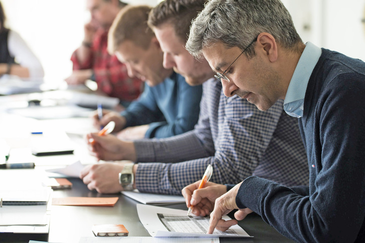 Bild 1: Kontinuierliche berufliche Qualifizierung wird in einer zunehmend komplexeren Arbeitswelt immer wichtiger,…