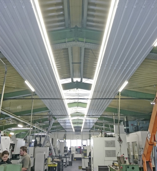 RMBH: Deckenstrahlplatten mit LED-Leuchten.