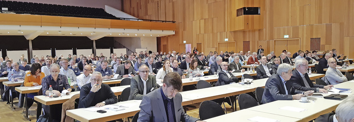 Bild 1: Blick in das Auditorium der 37. Heilbronner Aufzugstage mit unüblichen Lücken aufgrund zahlreicher Absagen durch firmeninterne Beschränkungen wegen der Verbreitung des Coronavirus.