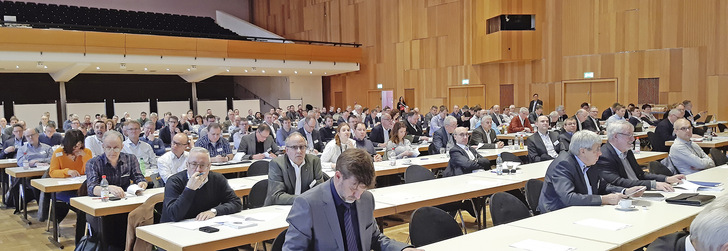 Bild 1: Blick in das Auditorium der 37. Heilbronner Aufzugstage mit unüblichen Lücken aufgrund zahlreicher Absagen durch firmeninterne Beschränkungen wegen der Verbreitung des Coronavirus. - © Bild: Stricker-Berghoff
