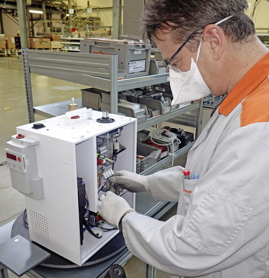 Viessmann: Die Serienfertigung des mobilen Beatmungsgeräts findet in ­Allendorf (Eder) auf einer umgerüsteten Fertigungslinie für Gas-Wandgeräte statt. - © Bild: Viessmann Werke
