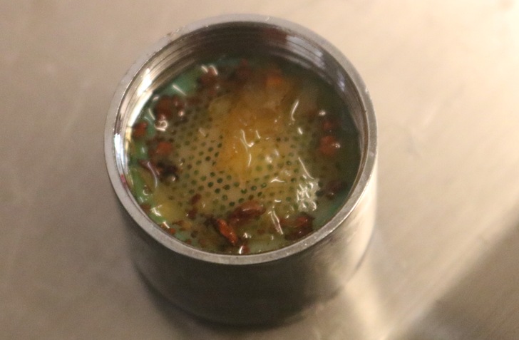 Nach dem Stillstand und daran anschließender Spülung bzw. Nutzung einer Trinkwasser-Installation werden durch sich verändernde Strömungsverhältnisse in den Wasserleitungen Ablagerungen, Schlacken und auch Biofilm gelöst und weitertransportiert. Diese können dann Feinsiebe, Eckventile, Rückflussverhinderer oder Verbrühschutz-Vorrichtungen an Waschbecken und Duschen belegen und verstopfen, was zu Fehlfunktionen und verstärkter Keimbelastung führen kann.