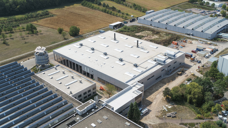 Im Frühjahr 2019 hat die Hansgrohe Group ihre neue Kunststoffgalvanik, die sich auf 10 000 m 2  auf dem bestehenden Werksgelände in Offenburg Elgersweier erstreckt, in Betrieb genommen.