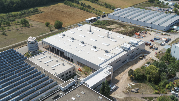 Im Frühjahr 2019 hat die Hansgrohe Group ihre neue Kunststoffgalvanik, die sich auf 10 000 m 2  auf dem bestehenden Werksgelände in Offenburg Elgersweier erstreckt, in Betrieb genommen. - © Hansgrohe SE
