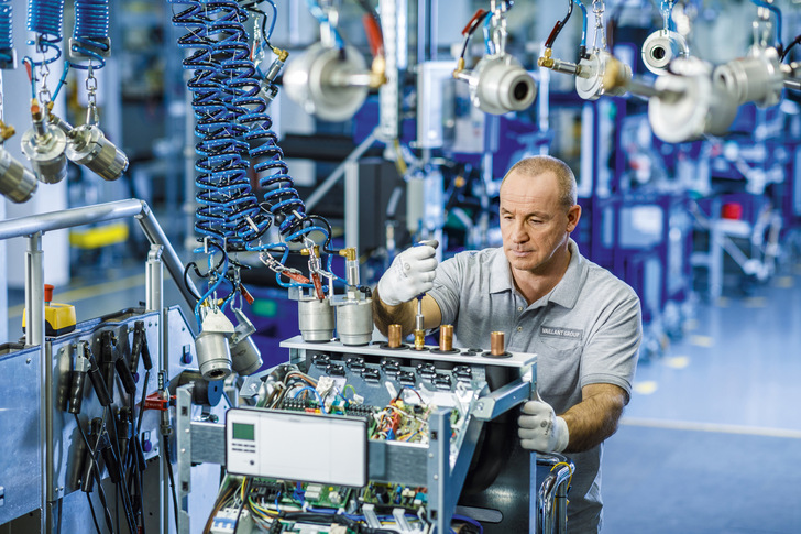 Wärmepumpenmontage bei der Vaillant Group in Remscheid. 2019 wuchs das Geschäft des Unternehmens mit elektrisch angetriebenen Wärmepumpen um 37 % gegenüber dem Vorjahr. - © Vaillant Group / Mike Koenig
