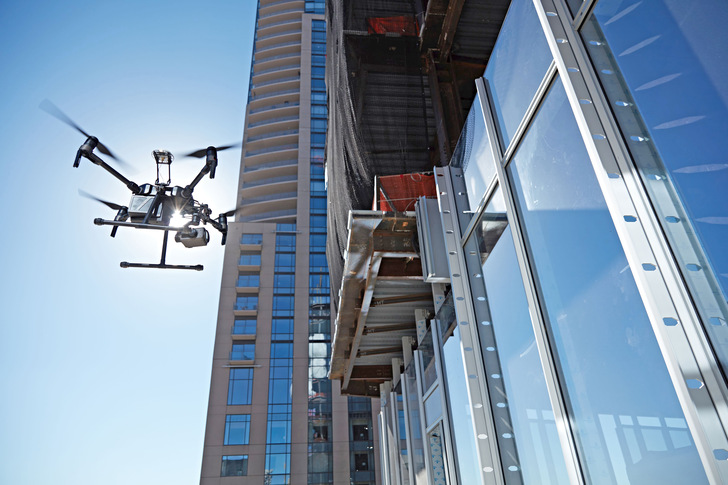 Bild 1: Mit Kameras, IR-Kameras oder 3D-Scannern ausgestattete Drohnen können Gebäude inspizieren, energetisch dokumentieren oder aufmessen. - © Bild: SZ DJI Technology
