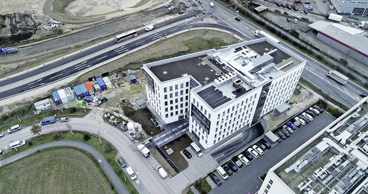 Bild 1: Blick auf das neue Raiba-Center am westlichen Eingang zur Innenstadt von Schwabach. - © Bild: AEG Haustechnik
