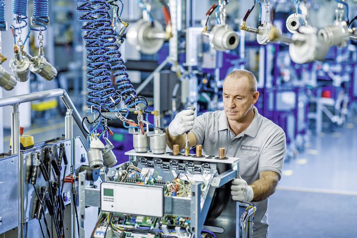 Wärmepumpenmontage bei der Vaillant Group in Remscheid. - © Bild: Vaillant Group / Mike Koenig
