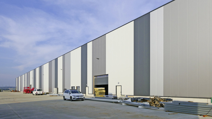 Bild 1: Das neue Werksgebäude von thyssenkrupp in Röhrsdorf bei Chemnitz.