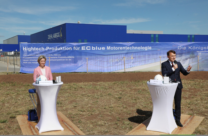 Spatenstich bei Ziehl-Abegg in Kupferzell, Dr. Nicole Hoffmeister-Kraut, Wirtschaftsministerin von Baden-Württemberg, und Peter Fenkl, Vorstandsvorsitzender der Ziehl-Abegg SE.