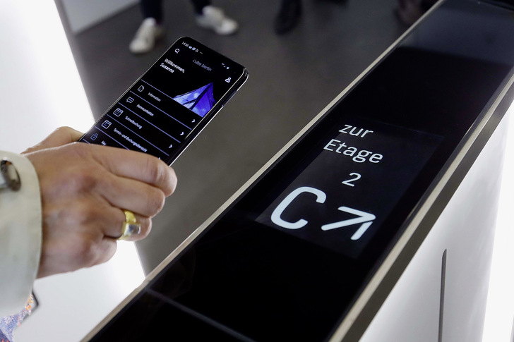 Bild 1: Bedienung des Aufzugs per App auf dem Mobiltelefon. - © Bild: Kone // DAVIDS/Darmer
