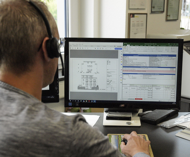 Bild 1:  Ein Service-Mitarbeiter von Regel-air Becks unterstützt telefonisch einen Planer bei der Erstellung ­eines Lüftungskonzepts. Etwa 70 % der Lüftungskonzepte im Arbeitsalltag bei Regel-air Becks werden nicht auf Basis von DIN 1946-6 sondern auf Basis von DIN 18 017-3 erstellt.