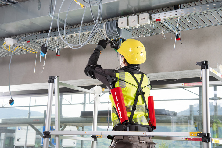 Exoskelett-Anwendungsbeispiel: Das Hilti EXO-O1 entlastet den Anwender bei seriellen Schraubarbeiten, die über der Schulter oder über dem Kopf ausgeführt werden müssen.