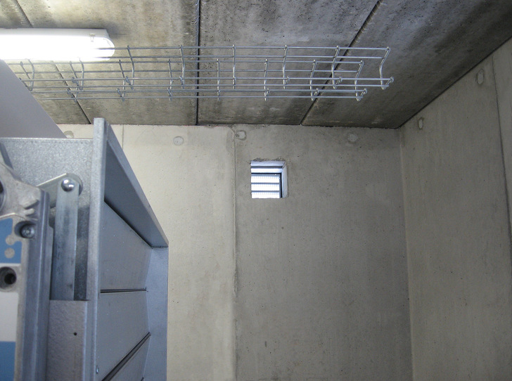 Nicht verschließbare Entrauchungsöffnungen bergen das Risiko, dass ein Gebäude den Dichtheits-Grenzwert bei einer GEG-relevanten Überprüfung der Gebäude-Luftdichtheit verfehlt.