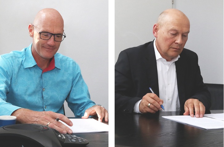 Unterzeichnung des Kooperationsvertrags: Stefan Thiel, Leiter Vertrieb Buderus Deutschland (links), und Bernd Brendel (CEO Tedom).