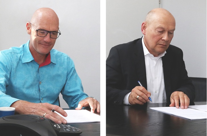 Unterzeichnung des Kooperationsvertrags: Stefan Thiel, Leiter Vertrieb Buderus Deutschland (links), und Bernd Brendel (CEO Tedom). - © Buderus
