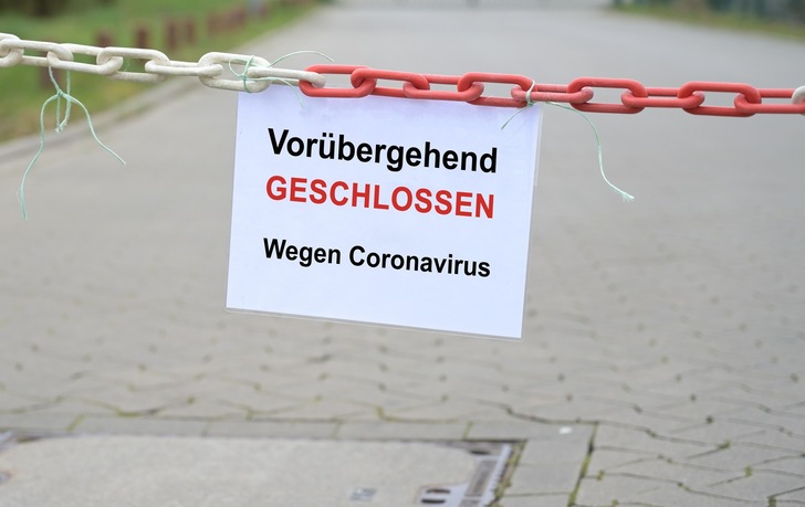 Schon kurz nach der Wiederaufnahme des Schulbetriebs mussten mehrere Schulen wegen Corona-Fällen wieder geschlossen werden. Doch wie hoch ist die Infektionsgefahr im Klassenzimmer? - © fermate / iStock / Getty Images Plus
