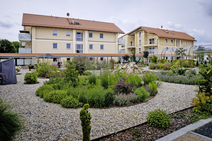 Bild 1 Annex-50-Fallstudie „Energie-Insel Petershagen“ mit sieben Mehrfamilienhäusern mit insgesamt 90 Wohnungen. Eingebaut sind sieben Sole/Wasser-Wärmepumpen (Bosch); Warmwasser wird über dezentral in den Wohnungen installierten Frisch­wasserstationen erzeugt. Kurzdarstellung des ­Projektes ist über www.bit.ly/tga1292 abrufbar. - © Bild: Bosch / Fotograf Andre‘ Wagenzik
