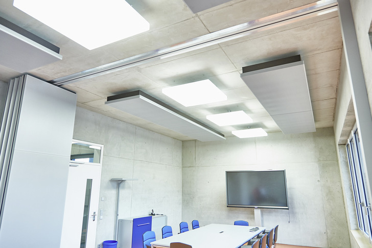 Frenger Systemen: Smartline-Deckensegel mit Akustik-Volumenabsorbern.