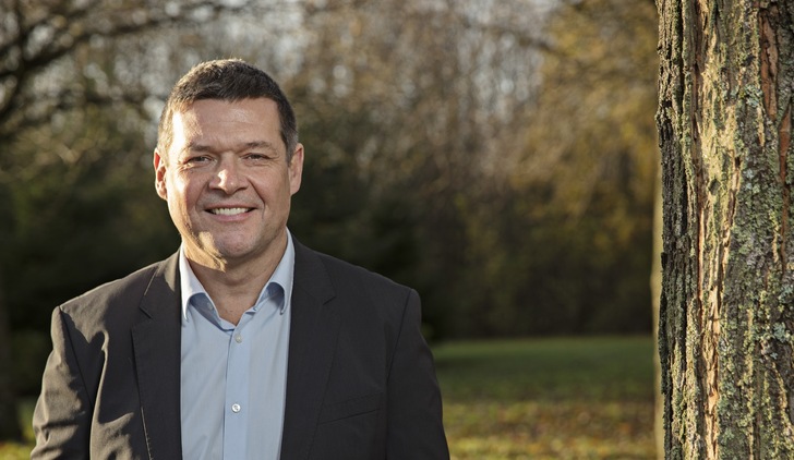 David Briggs, der CEO der VELUX Gruppe: „Im Einklang mit den Werten unseres Unternehmens sind wir bestrebt, mehr zu tun als die meisten anderen, deshalb haben wir diese neue Strategie ‚Lebenslang Klimaneutral‘ entwickelt.“