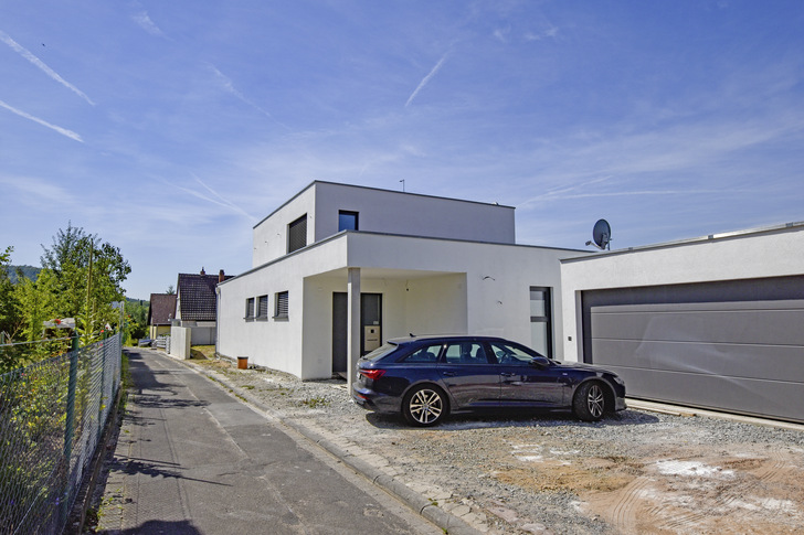 Bild 1:  Effizientes Wohndesign für heute und für die Zukunft: Das kubisch entworfene, KNX-vernetzte Smart Home gibt eine Antwort auf die Frage, wie sich Betriebsflexibilität, Wohnkomfort und eine moderne Optik verbinden lassen.