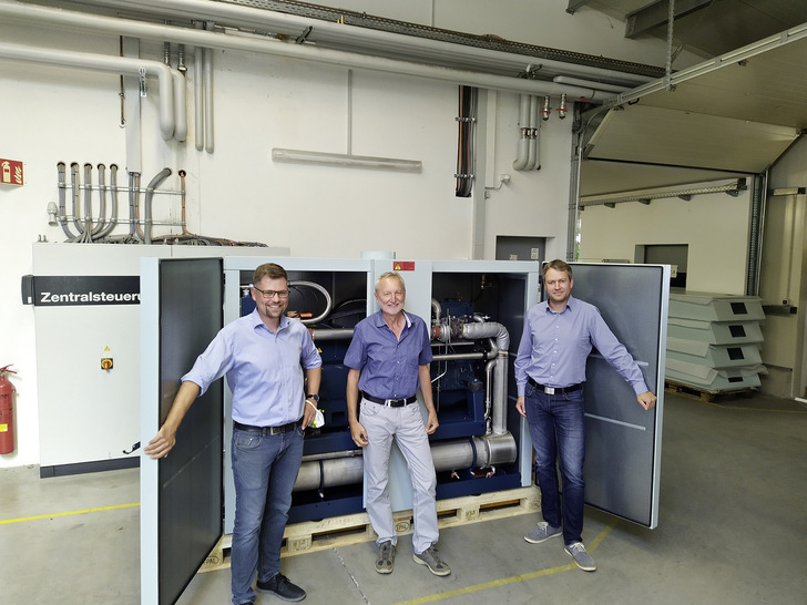 Die KW-Energie-Geschäftsführer Andreas Weigel (links) und Andreas ­Bodensteiner (rechts) mit Firmengründer Konrad Weigel. - © Bild: Tim Geßler
