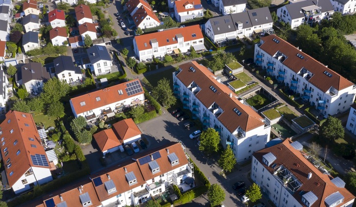 Auf den Dächern von Wohngebäuden ist noch viel Platz für den Zubau von Photovoltaik-Anlagen. - © Bim / E+ / Getty Images
