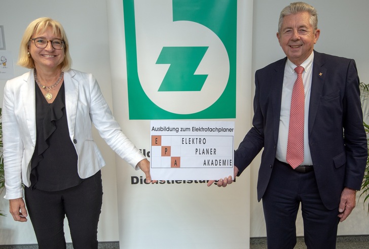 Ute Horn, Geschäftsführerin des BZH, und Unternehmer Hans-Jürgen Schneider bei der Gründung der neuen Elektroplaner-Akademie EPA.