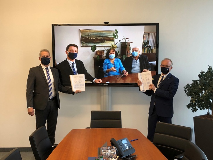In Corona-Zeiten finden selbst Vertragsunterzeichnungen digital statt (v. l.): Udo Jung, Geschäftsführer der Trox GmbH, Karl Palmstorfer, Geschäftsführer der Trox Austria GmbH, Mgr. Pavla Zálešáková und Ing. Jan Zahrádka, beide Gesellschafter und Geschäftsführer der Tech-Trade s.r.o. sowie Thomas Mosbacher, Geschäftsführer Trox GmbH.
