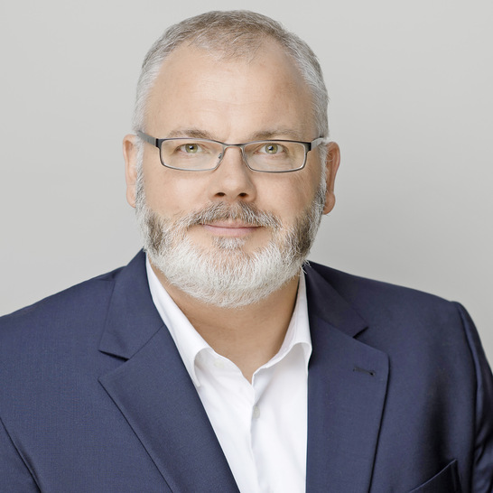 Claas Marquardt (Jahrgang 1969) ist seit 2017 bei der EWE Vertrieb GmbH Key Account Manager für die Bereiche Wohnungswirtschaft und Erzeugungstechnologien. Der gelernte Elektroinstallationsmeister, Betriebswirt und Fachwirt für Elektro- und Informationstechnik startete seine Berufslaufbahn Ende der 1990er-Jahre bei einem Ingenieurbüro und beschäftigte sich dort bereits mit Projekten zur Energieoptimierung bei Neu- und Bestandskunden. Der Energiebranche blieb Marquardt bis heute treu. Verschiedene Stationen waren bis zu seinem Eintritt bei EWE ausschließlich bei Unternehmen im Energiedienstleistungsbereich. Telefon (04 41) 8 03 15 20, wowi@ewe.de, www.ewe.de/wowi-waerme 