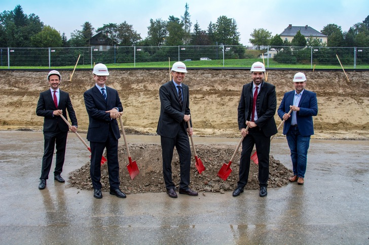 Spatenstich für den Ochsner-Neubau am Unternehmensstandort Haag (v. l.): Marco Schäfer, Geschäftsführer Ochsner; Christoph Neumayer, Generalsekretär Industriellenvereinigung; Jochen Danninger, Landesrat; Karl Ochsner, Geschäftsführender Gesellschafter Ochsner; Lukas Michlmayr, Bürgermeister Stadt Haag.