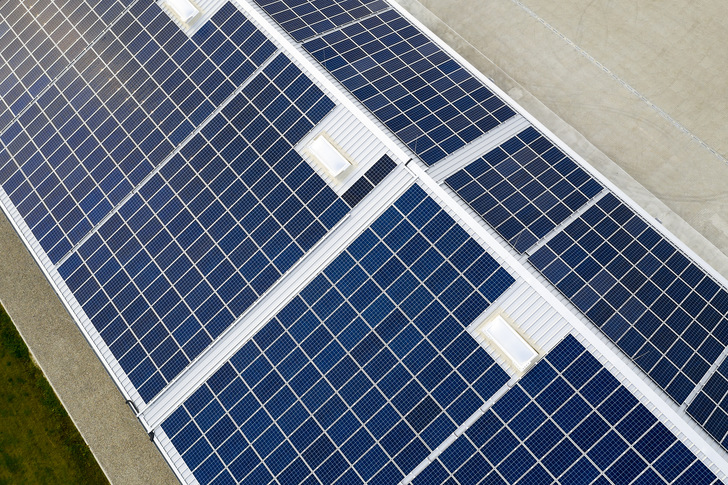 Nach den Plänen des Gesetzgebers müssen Solaranlagenbetreiber bereits bei über 10 MWh solaren Selbstverbrauchs und einer Leistung der Solarstromanlage von über 20 kW p  eine anteilige EEG-Umlage entrichten. - © Bim / iStock / Getty Images Plus
