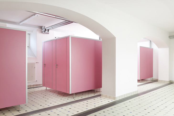 Kemmlit: WC-Trennwandsystem Primo in Sonderfarbe Hortensie. - © Kemmlit
